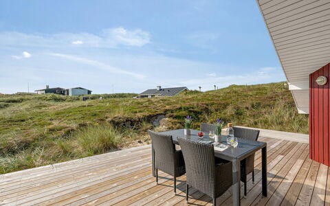 Emelie - 200M from the Sea: Arkitektur, Tag, Hjem, Kompositmateriale, Dagslys, Sidespor, Indkørsel