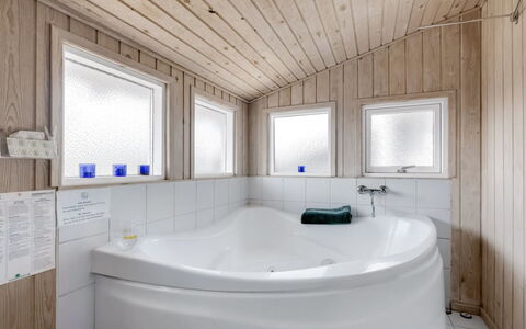 Friedel - 150M from the Sea: Sanitærarmatur, Badekar, Gulvbelægning, Etage, Indretning, Kompositmateriale, Loft, Vvs, Badeværelse, Værelse