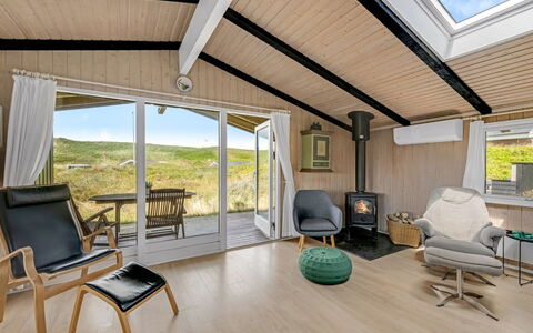 Friedel - 150M from the Sea: Indretning, Loft, Etage, Gulvbelægning, Hjem, Møbel, Værelse, Stue, Trægulve, Sommerhus