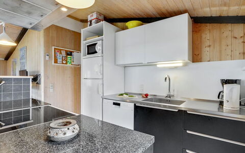 Friedel - 150M from the Sea: Køkken, Countertop, Køkken Apparat, Større Bandage, Loft, Indretning, Køkkenvask, Cabinetry, Gulvbelægning, Husholdningsapparat