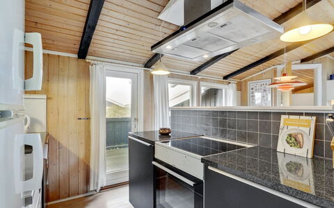 Friedel - 150M from the Sea: Træ, Køkken, Loft, Større Bandage, Countertop, Bejdse, Køkken Apparat, Hårdttræ, Husholdningsapparat, Cabinetry