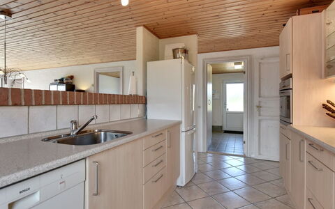 Dorothea - 450M to the Fjord: Countertop, Gulvbelægning, Køkken, Indretning, Møbel, Etage, Cabinetry, Træ, Loft, Lysarmatur