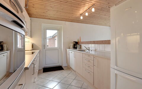 Dorothea - 450M to the Fjord: Træ, Gulvbelægning, Indretning, Countertop, Køkken, Loft, Etage, Cabinetry, Møbel, Belysning