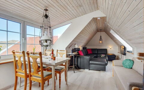Pauli - 75M from the Sea: Møbel, Indretning, Træ, Loft, Gulvbelægning, Hjem, Værelse, Trægulve, Bord, Etage