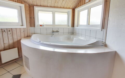 Suend - from the Sea: Badekar, Gulvbelægning, Etage, Indretning, Sanitærarmatur, Loft, Badeværelse, Kompositmateriale, Vvs