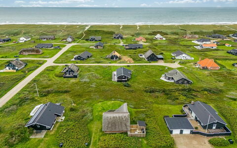 Balthasar - 200M from the Sea: Træ, Tag, Arkitektur, Hjem, Hus, Sommerhus, Sidespor, Hårdttræ, Hældning, Estate