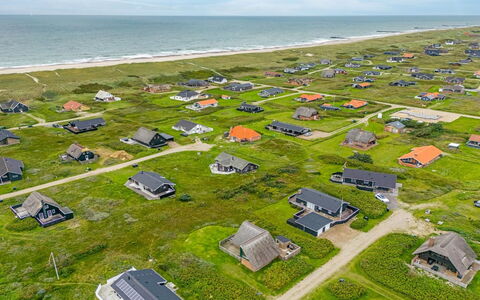 Balthasar - 200M from the Sea: Træ, Tag, Arkitektur, Hjem, Hus, Sommerhus, Sidespor, Hårdttræ, Hældning, Estate