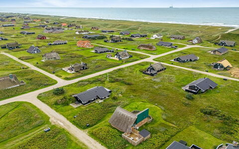 Balthasar - 200M from the Sea: Træ, Tag, Arkitektur, Hjem, Hus, Sommerhus, Sidespor, Hårdttræ, Hældning, Estate