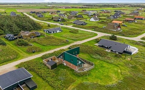 Balthasar - 200M from the Sea: Træ, Tag, Arkitektur, Hjem, Hus, Sommerhus, Sidespor, Hårdttræ, Hældning, Estate