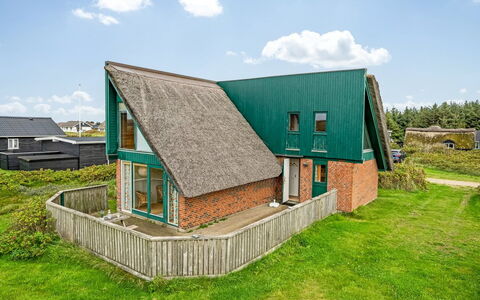 Balthasar - 200M from the Sea: Træ, Tag, Arkitektur, Hjem, Hus, Sommerhus, Sidespor, Hårdttræ, Hældning, Estate