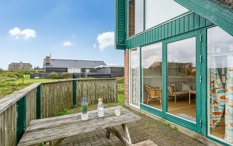 Balthasar - 200M from the Sea: Træ, Tag, Arkitektur, Hjem, Hus, Sommerhus, Sidespor, Hårdttræ, Hældning, Estate
