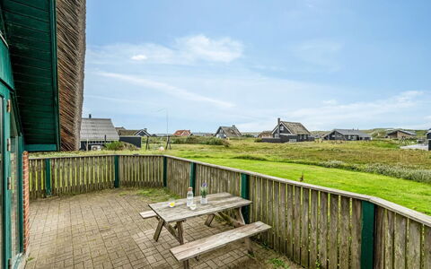 Balthasar - 200M from the Sea: Træ, Tag, Arkitektur, Hjem, Hus, Sommerhus, Sidespor, Hårdttræ, Hældning, Estate