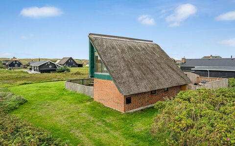 Balthasar - 200M from the Sea: Træ, Tag, Arkitektur, Hjem, Hus, Sommerhus, Sidespor, Hårdttræ, Hældning, Estate