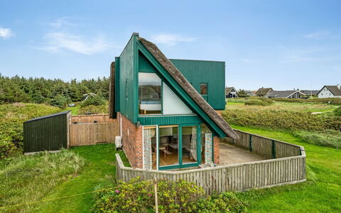 Balthasar - 200M from the Sea: Træ, Tag, Arkitektur, Hjem, Hus, Sommerhus, Sidespor, Hårdttræ, Hældning, Estate
