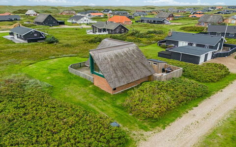 Balthasar - 200M from the Sea: Træ, Tag, Arkitektur, Hjem, Hus, Sommerhus, Sidespor, Hårdttræ, Hældning, Estate
