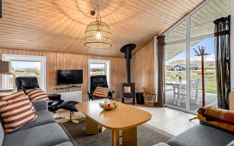 Elnur - 100M from the Sea: Hjem, Loft, Sommerhus, Stue, Lysarmatur, Hårdttræ, Bejdse, Couch, Stol