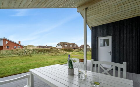 Elnur - 100M from the Sea: Sommerhus, Hjem, Hus, Tag, Veranda, Estate, Sidespor, Garden Bygninger, Stuehus, Gård
