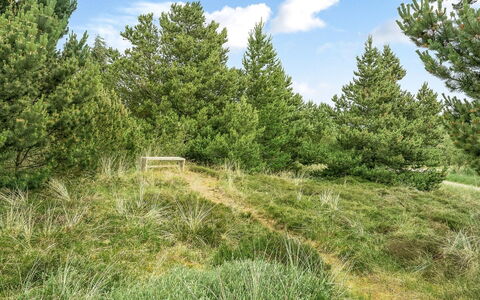 Hughlek - 900M from the Sea: Hus, Hjem, Dør, Tag, Sommerhus, Estate, Have, Skygge, Sidespor, Gård