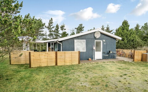 Hughlek - 900M from the Sea: Hus, Hjem, Dør, Tag, Sommerhus, Estate, Have, Skygge, Sidespor, Gård
