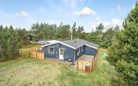 Hughlek - 900M from the Sea: Hus, Hjem, Dør, Tag, Sommerhus, Estate, Have, Skygge, Sidespor, Gård