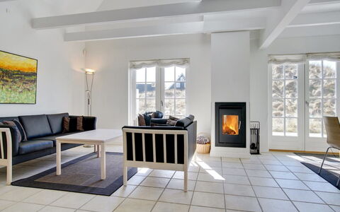 Ønef - 1Km from the Sea: Møbel, Indretning, Stol, Gulvbelægning, Bord, Udvej, Etage, Loft, Værelse, Eco Hotel
