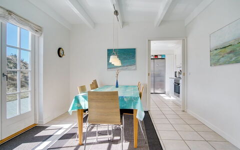 Ønef - 1Km from the Sea: Møbel, Indretning, Stol, Gulvbelægning, Bord, Udvej, Etage, Loft, Værelse, Eco Hotel