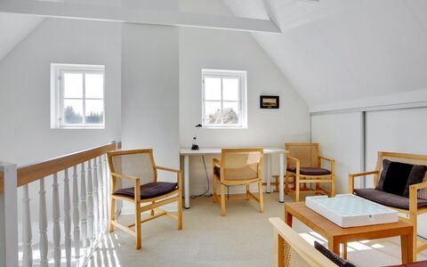 Ønef - 1Km from the Sea: Møbel, Indretning, Stol, Gulvbelægning, Bord, Udvej, Etage, Loft, Værelse, Eco Hotel