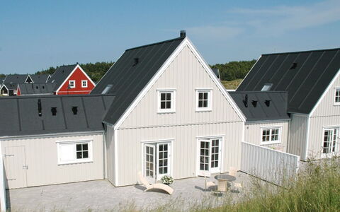 Ønef - 1Km from the Sea: Møbel, Indretning, Stol, Gulvbelægning, Bord, Udvej, Etage, Loft, Værelse, Eco Hotel