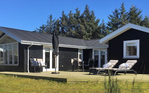Bylgja - 1.7Km from the Sea: Tag, Hus, Hjem, Sommerhus, Boligområde, Sidespor, Lawn, Veranda, Dør, Estate