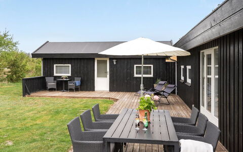Birette - 1.5Km from the Sea: Træ, Hjem, Hus, Tag, Sommerhus, Dør, Dæk, Skygge, Hårdttræ, Veranda