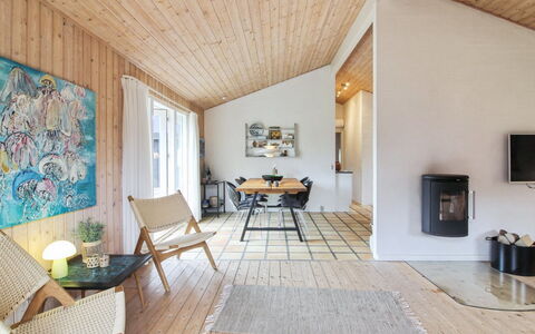 Birette - 1.5Km from the Sea: Gulvbelægning, Møbel, Indretning, Etage, Træ, Trægulve, Loft, Hjem, Stue, Stol