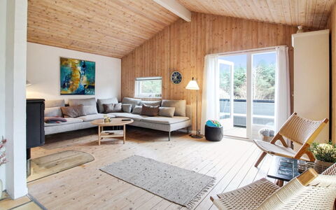 Birette - 1.5Km from the Sea: Træ, Gulvbelægning, Møbel, Indretning, Trægulve, Etage, Hjem, Loft, Stue, Hårdttræ