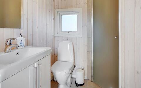 Birette - 1.5Km from the Sea: Gulvbelægning, Sanitærarmatur, Væg, Etage, Træ, Badeværelse, Toilet, Toiletbræt, Indretning, Håndvask