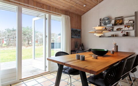 Birette - 1.5Km from the Sea: Møbel, Indretning, Gulvbelægning, Stol, Bord, Etage, Spisestue, Træ, Køkken & Spisebord, Loft