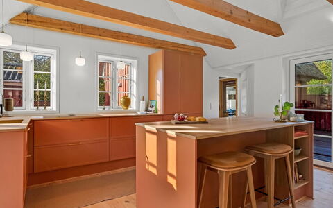 Beghel - 350M from the Sea: Gulvbelægning, Indretning, Træ, Etage, Møbel, Loft, Countertop, Køkken, Cabinetry, Trægulve