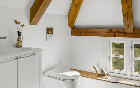 Beghel - 350M from the Sea: Sanitærarmatur, Badeværelse, Toiletbræt, Gulvbelægning, Toilet, Vvs, Etage, Tap, Håndvask, Badeværelsesskab