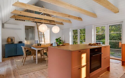 Beghel - 350M from the Sea: Møbel, Gulvbelægning, Indretning, Træ, Loft, Etage, Countertop, Trægulve, Lysarmatur, Køkken