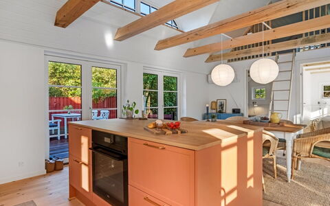 Beghel - 350M from the Sea: Gulvbelægning, Indretning, Træ, Køkken, Countertop, Møbel, Etage, Loft, Trægulve, Cabinetry