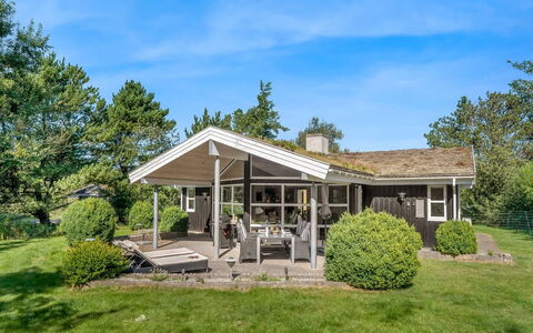 Bina - 1.9Km from the Sea: Hus, Hjem, Tag, Sommerhus, Veranda, Estate, Skygge, Sidespor, Lawn, Stuehus