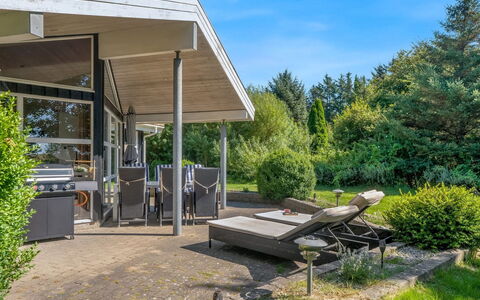 Bina - 1.9Km from the Sea: Busk, Land Lot, Bunddække, Have, Skygge, Sommerhus, Estate, Udendørs Struktur, Veranda