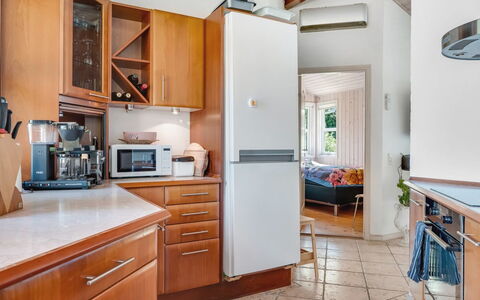 Bina - 1.9Km from the Sea: Køkken Apparat, Køkken, Større Bandage, Countertop, Cabinetry, Møbel, Indretning, Husholdningsapparat, Træ, Gulvbelægning