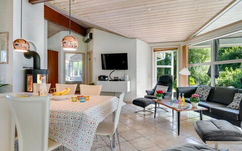 Bina - 1.9Km from the Sea: Møbel, Indretning, Gulvbelægning, Couch, Stol, Etage, Loft, Træ, Bord, Stue