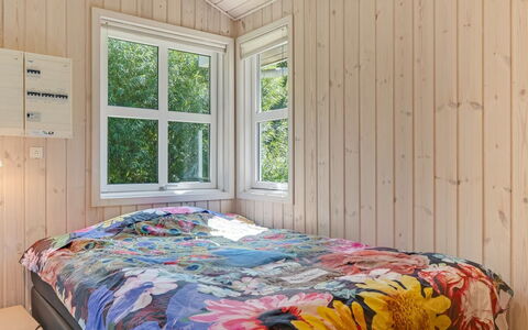 Bina - 1.9Km from the Sea: Træ, Soveværelse, Indretning, Gulvbelægning, Loft, Etage, Sengetøj, Seng, Værelse, Hjem