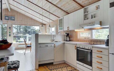 Akka - 2Km from the Sea: Køkken, Indretning, Countertop, Gulvbelægning, Køkken Apparat, Træ, Loft, Møbel, Cabinetry, Etage