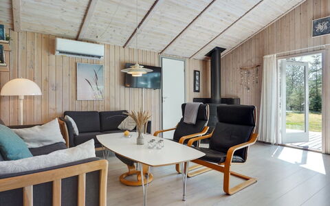 Akka - 2Km from the Sea: Træ, Indretning, Gulvbelægning, Stue, Etage, Loft, Møbel, Værelse, Couch, Lysarmatur