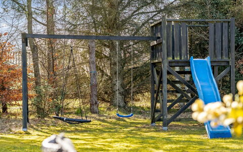 Akka - 2Km from the Sea: Legepladsudstyr, Legetøjsrutsjebane, Offentlige Rum, Legeplads, Chute, Parkere, Skygge, Have, Svinge, Lawn