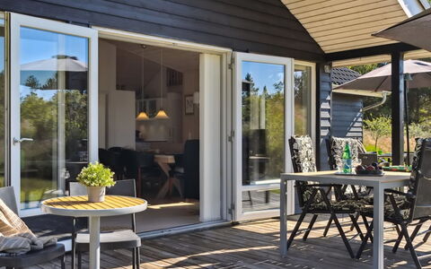 Swen - 1.3Km from the Sea: Arkitektur, Tag, Hjem, Kompositmateriale, Dagslys, Sidespor, Indkørsel