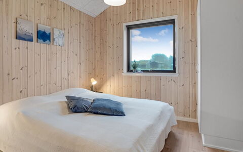 Carla - 1.5Km from the Sea: Træ, Loft, Indretning, Soveværelse, Gulvbelægning, Etage, Værelse, Hjem, Seng, Lysarmatur
