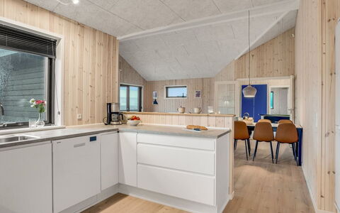 Carla - 1.5Km from the Sea: Træ, Loft, Hjem, Køkken, Countertop, Værelse, Husholdningsapparat, Større Bandage, Hårdttræ, Bejdse