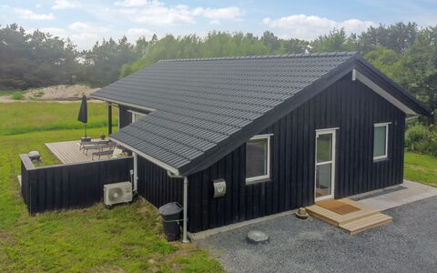 Holke - 600M from the Sea: Indretning, Loft, Lejlighed, Gulvbelægning, Møbel, Etage, Værelse, Belysning, Hjem, Couch